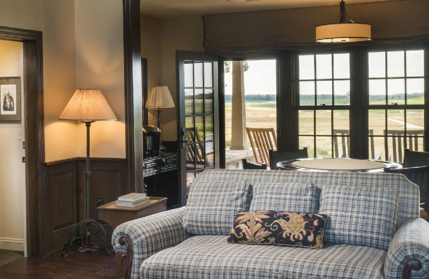 Image of the lounge area at Erin Hills Lodge