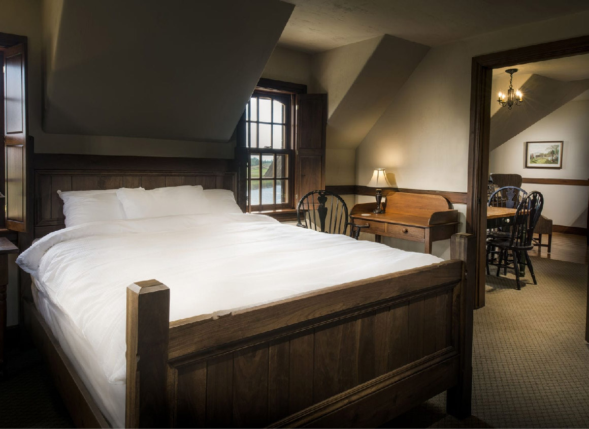 Image of a two-bderoom suite at Erin Hills Lodge